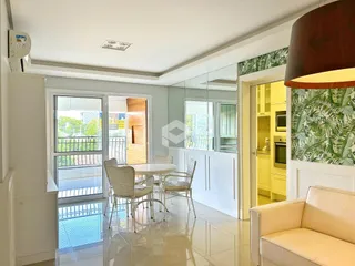 Sala de estar com vista para o exterior e área de jantar em um imóvel no Brasil.