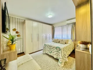 Quarto com armários e cama em um apartamento no Brasil.