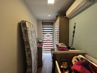 Quarto com armário e janela em um imóvel.