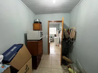 Interior de um cômodo com caixas de mudança e móveis de madeira.