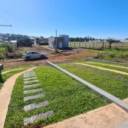 Foto de uma área externa com caminho e vegetação em um terreno.