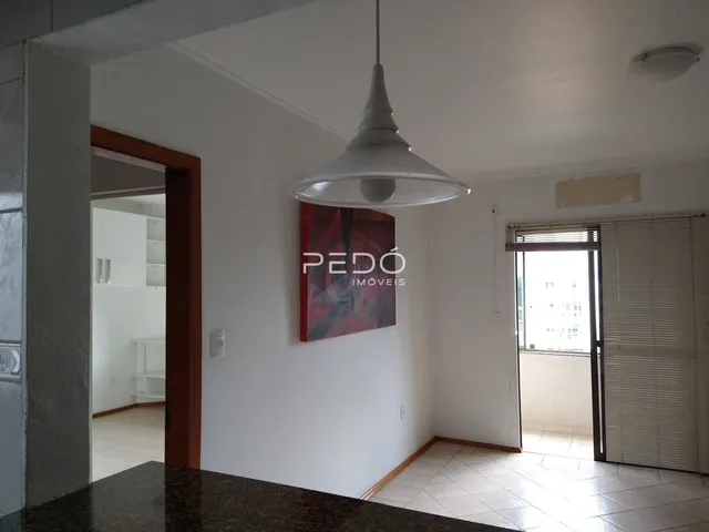 Hall de entrada com porta de acesso a outra sala.