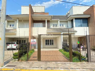 Fachada de uma casa em Lajeado, Brasil, com cerca e portão de ferro.