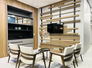 Sala de estar moderna com painel de madeira e móveis de design.