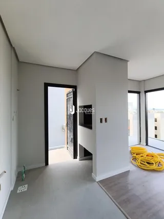 Vista de um corredor interno com porta escura.