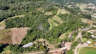 Vista aérea de um terreno com vegetação densa e áreas abertas em Lajeado.