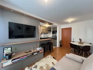Sala de estar moderna com piso de madeira e móveis de design.