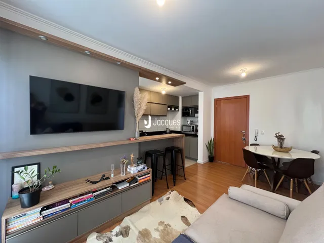 Sala de estar moderna com piso de madeira e móveis de design.