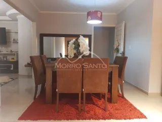 Foto de um ambiente de jantar com mesa de madeira e cadeiras em um imóvel em Lajeado.