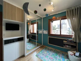 Sala de estar com paredes verde-água e detalhes em madeira.