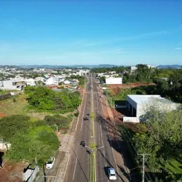 Vista aérea de uma rua residencial em Lajeado, Brasil.