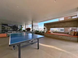 Espaço interno amplo com piso claro e estrutura horizontal no fundo.
