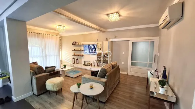 Sala de estar moderna com piso de madeira e decoração contemporânea.