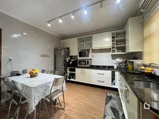 Foto de uma cozinha e sala de jantar em um imóvel no Brasil.