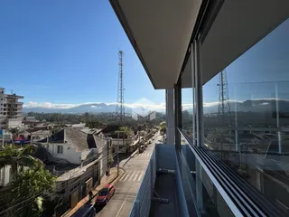 Vista da fachada de um imóvel em Lajeado, Brasil, com vista para a paisagem montanhosa.