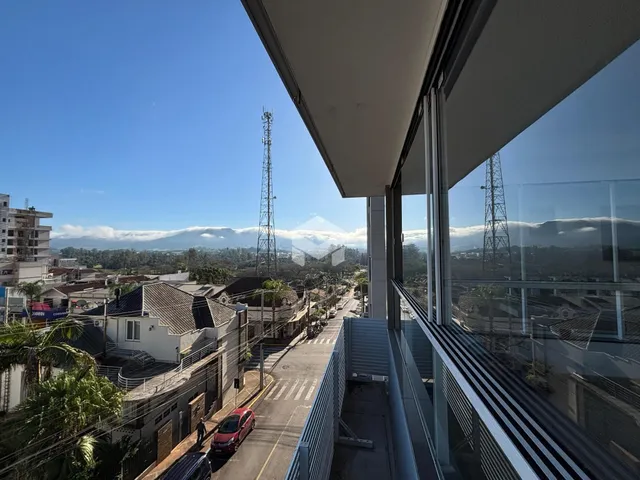 Vista da fachada de um imóvel em Lajeado, Brasil, com vista para a paisagem montanhosa.
