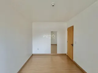 Hall de entrada com piso de madeira clara.