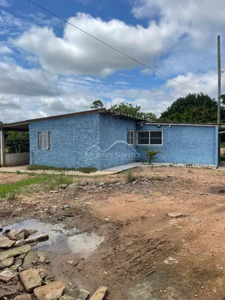Fachada externa de uma residência azul em Lajeado, Brasil.