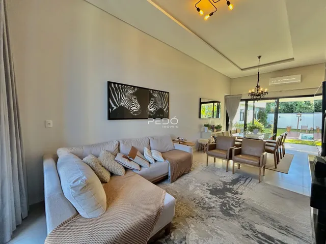 Sala de estar moderna com sofá e vista para o exterior.