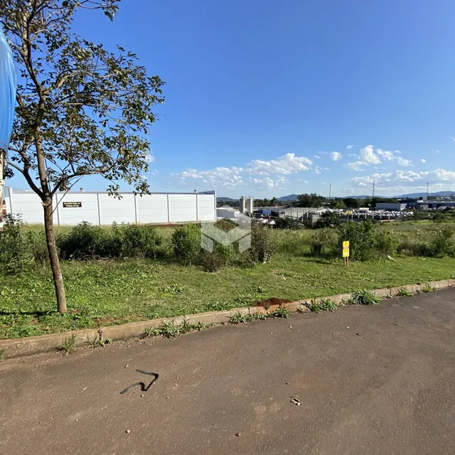 Vista externa de uma propriedade com vegetação e área aberta.