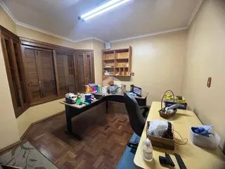 Ambiente interno com piso de madeira e painéis de madeira.