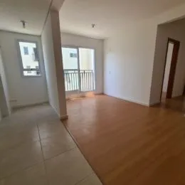 Sala de estar com piso de madeira e acesso a uma varanda.
