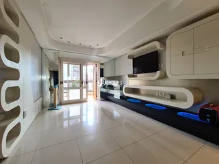 Sala de estar moderna com piso de cerâmica e armários embutidos.