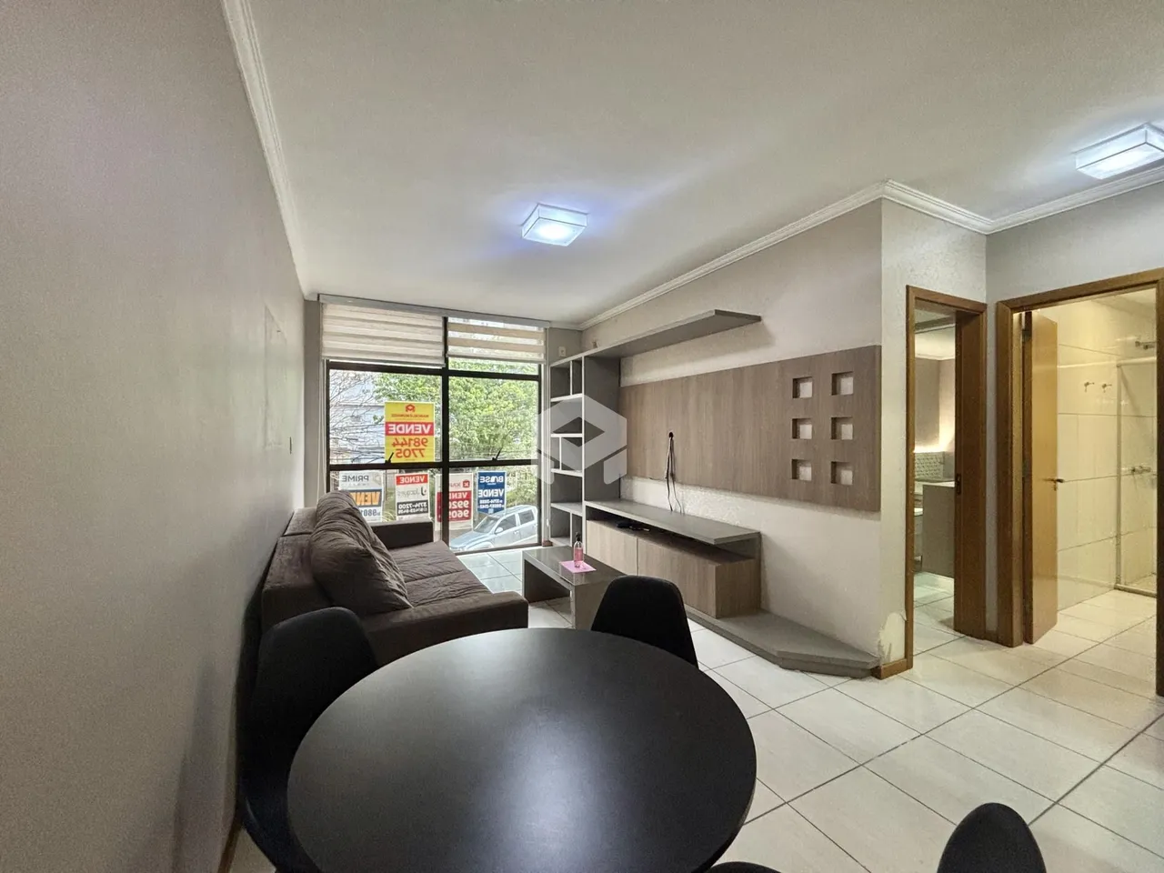 Sala de estar com sofá e mesa de jantar em um imóvel no Brasil.