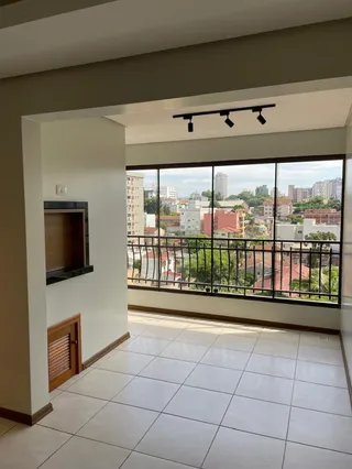 Vista da sala de estar com vista para a cidade.
