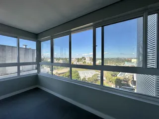 Vista da janela de um imóvel em Lajeado, Brasil, mostrando a paisagem urbana.