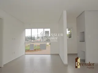 Vista interna de um ambiente com paredes brancas e piso claro.