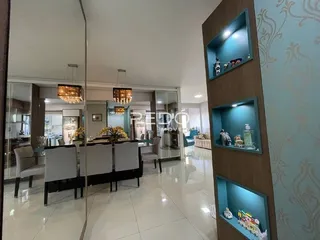 Sala de estar com piso de cerâmica e espelho.