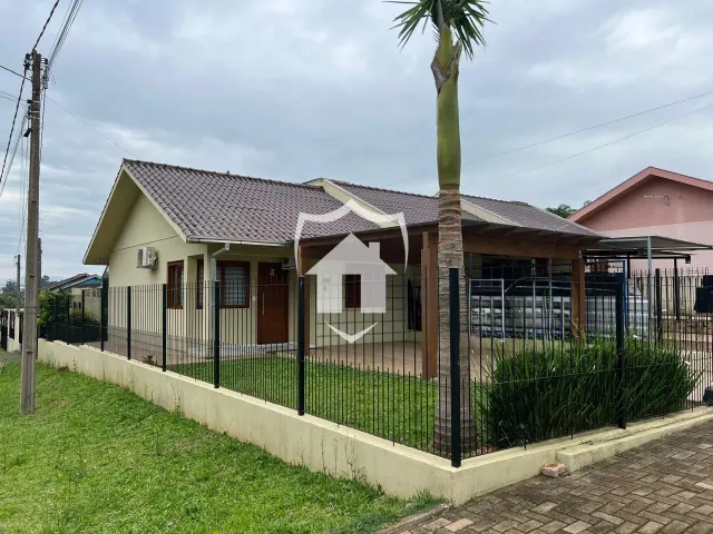 Fachada de uma casa em Lajeado, Brasil, com cerca e jardim.