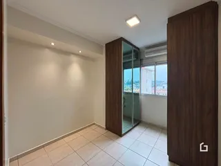 Foto de um ambiente interno com piso de cerâmica e armário de madeira.