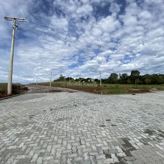 Vista de uma área pavimentada com blocos de concreto em um loteamento em Lajeado.