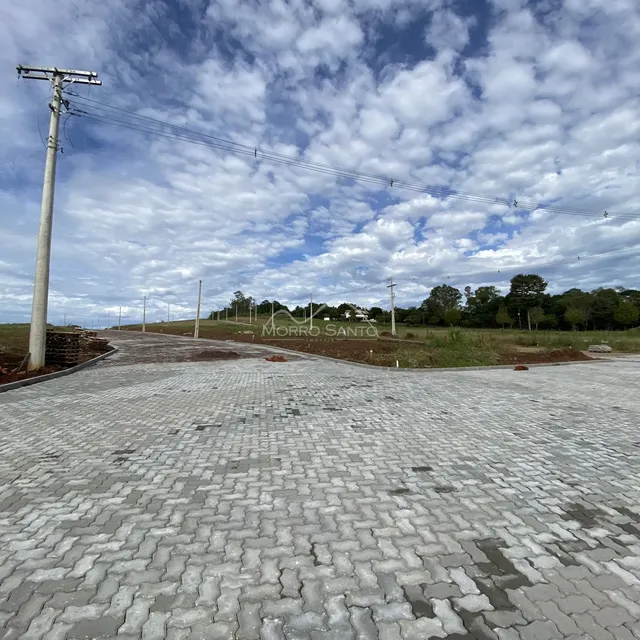 Vista de uma área pavimentada com blocos de concreto em um loteamento em Lajeado.