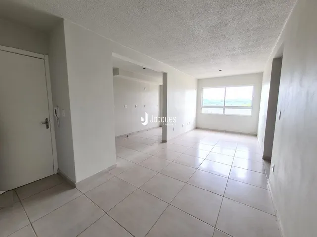 Corredor interno com piso de cerâmica claro.