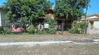 A fachada de uma residência em Lajeado, Brasil, com cerca e vegetação.