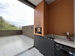 Vista externa de uma área de lazer com piso de cerâmica.