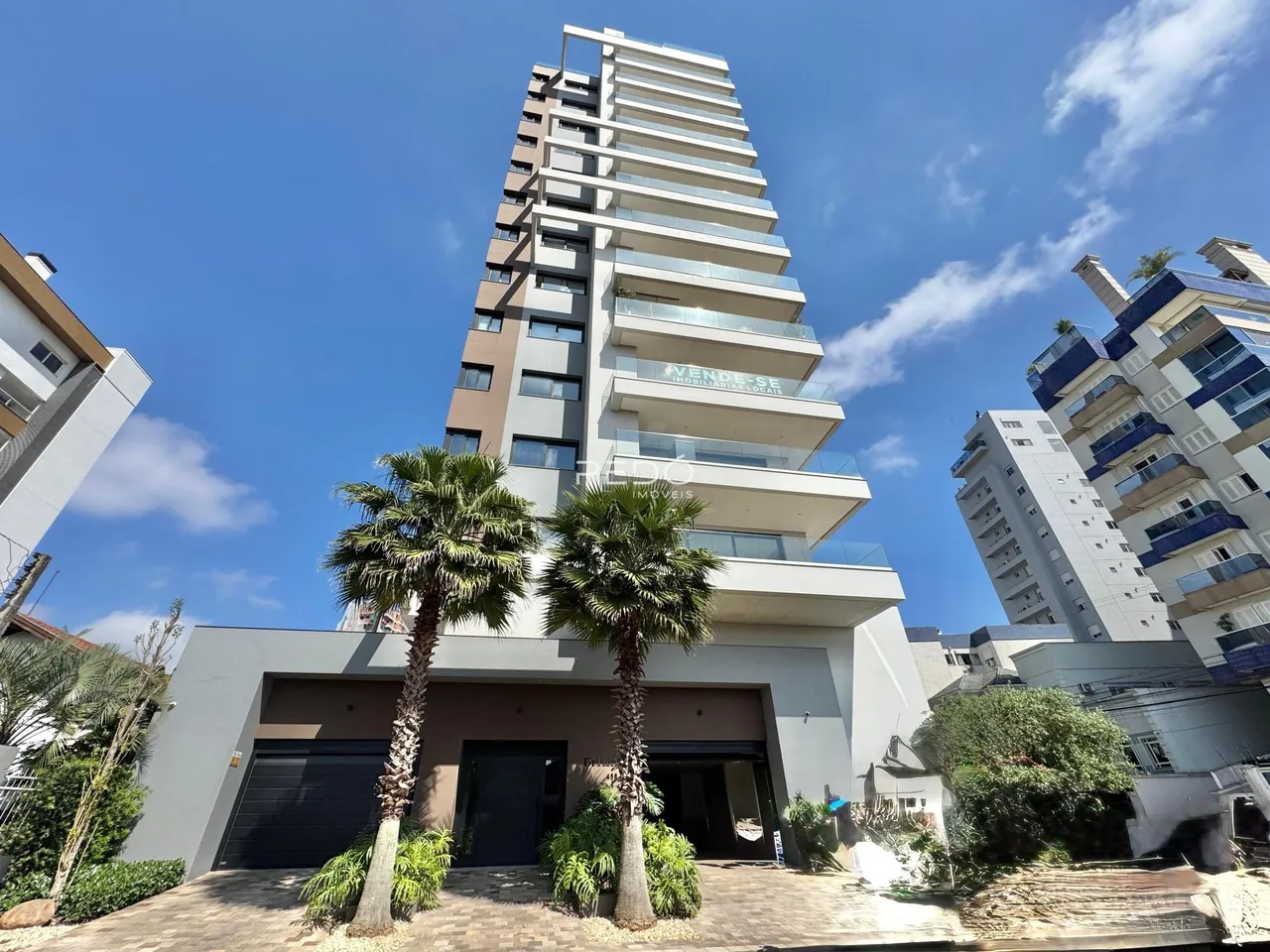 Fachada de um prédio residencial em Lajeado, Brasil, com vista para o céu azul.