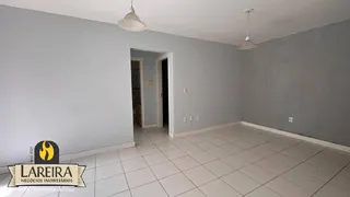 Ambiente interno com paredes cinzas e piso de cerâmica.