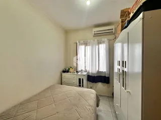 Quarto interno com cama e guarda-roupa em um imóvel.