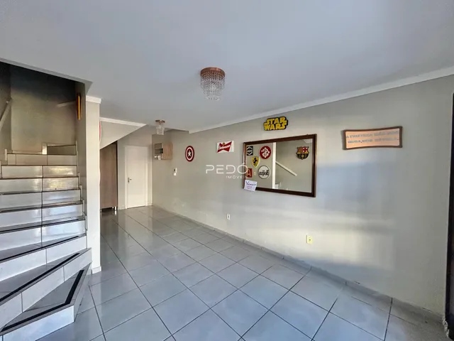 Hall de uma propriedade em Lajeado, Brasil, mostrando um corredor com piso de cerâmica.