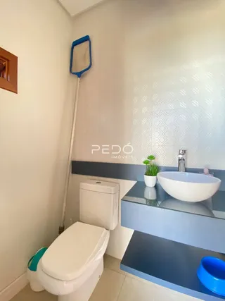 Foto de um banheiro interno com vaso sanitário e pia.