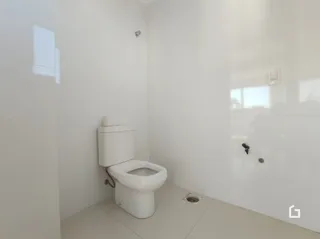Foto de um banheiro interno branco.