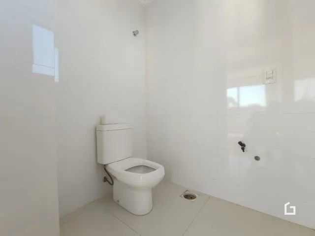 Foto de um banheiro interno branco.