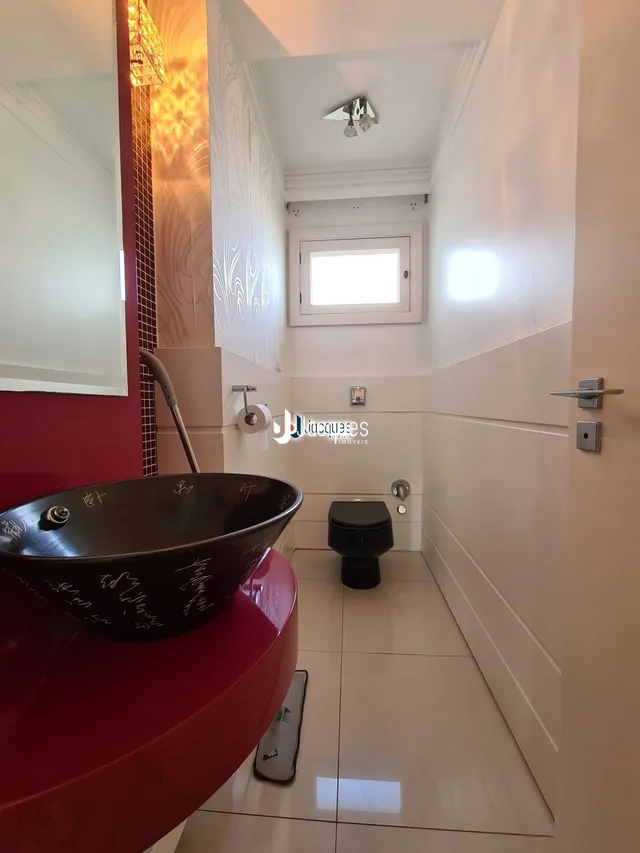 Foto interna de um banheiro com pia e vaso sanitário.