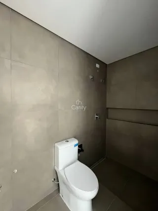 Foto de um banheiro mostrando um vaso sanitário branco.