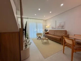 Sala de estar moderna com sofá e decoração clara.