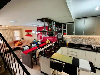 Imagem de uma sala de estar e cozinha em um imóvel no Brasil.
